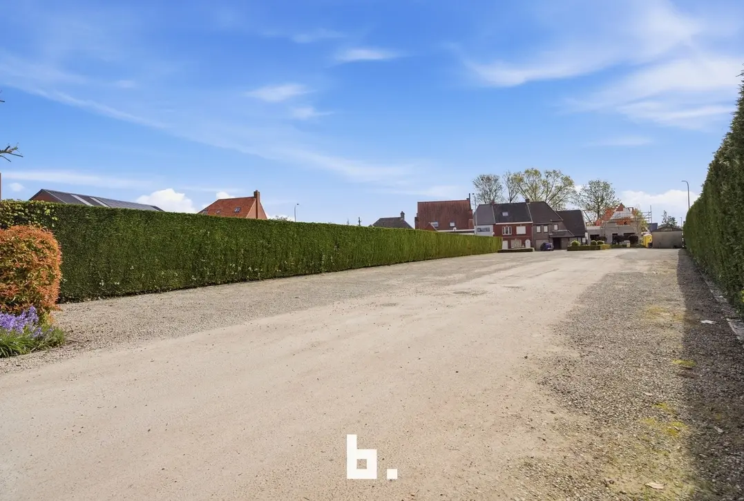 Unieke combinatie: Feestzaal met ruim appartement en grote parking te koop te Izegem! - Izegem