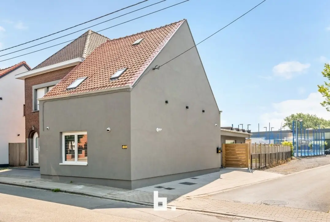 Instapklare, volledig gerenoveerde woning met zonnige tuin. - Roeselare