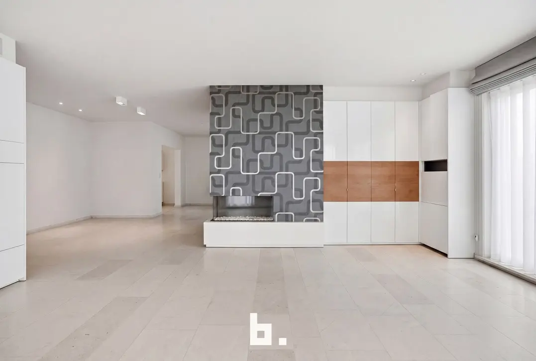 Unieke combinatie: Feestzaal met ruim appartement en grote parking te koop te Izegem! - Izegem