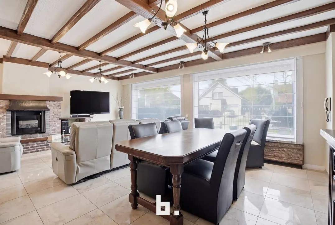 Ruime en veelzijdige woning met atelier op topligging in Izegem - Izegem