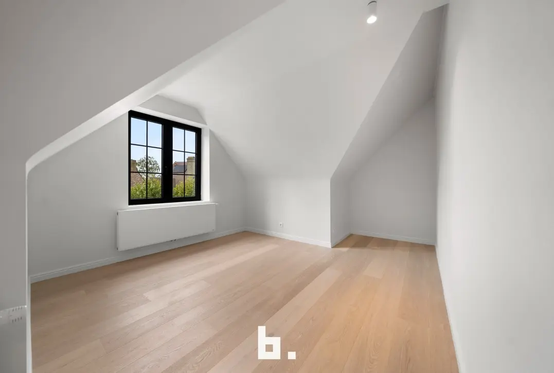 Een karaktervolle villa in uitgesproken cottagestijl, waar authentieke architectuur en hedendaags wooncomfort harmonieus samenkomen. De woning wordt omgeven doo - Oostkerke