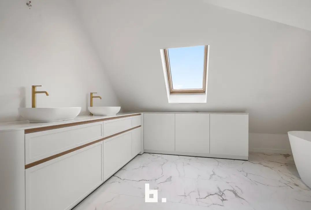 Een karaktervolle villa in uitgesproken cottagestijl, waar authentieke architectuur en hedendaags wooncomfort harmonieus samenkomen. De woning wordt omgeven doo - Oostkerke