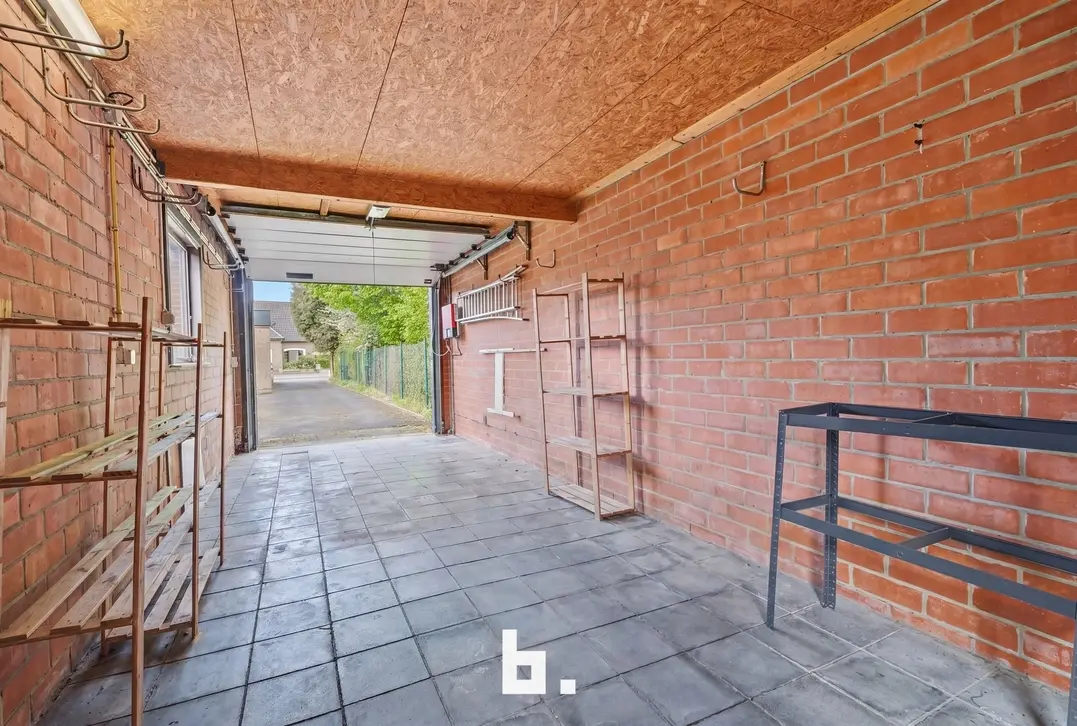 Ruime gelijkvloerse villa op 757 m² met dubbele garage en zonnige tuin - Roeselare