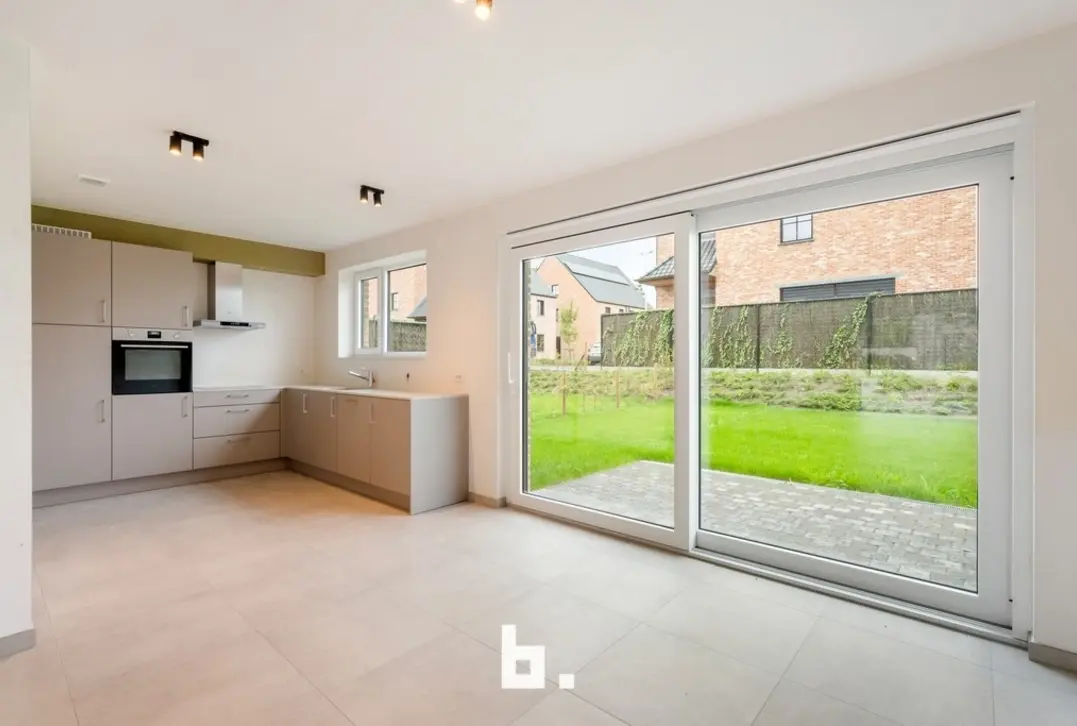 Ruime nieuwbouwwoning met 4 slaapkamers, garage en mooi afgewerkte tuin - Roeselare