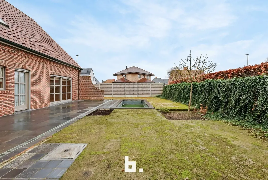Ruime vrijstaande woning met grote tuin en zwemvijver in Houthulst - Houthulst
