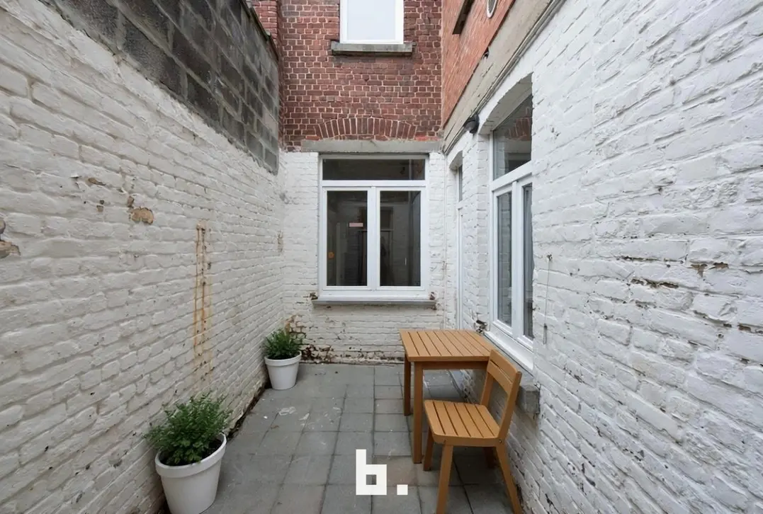 Op zoek naar een ruime en betaalbare woning met veel potentieel? Dan is deze gezellige rijwoning absoluut een bezoek waard!
Gelegen in een rustige st