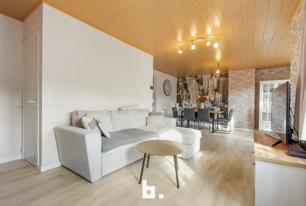 Opbrengsteigendom met 2 appartementen, handelsruimte en 2 garages in Sint-Andries - Sint-Andries