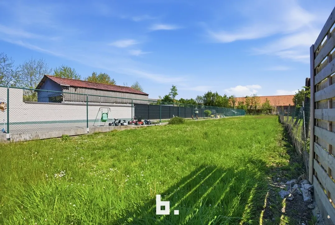 Te renoveren woning met garage en potentieel op centrale ligging in Staden - Staden