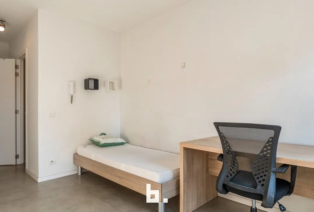  Interessante investering: 3 verhuurde studentenkamers met private badkamer op toplocatie in Kortrijk! - Kortrijk