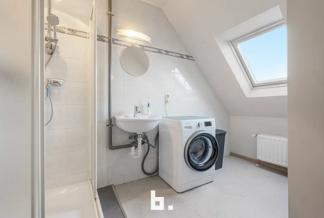 Opbrengsteigendom met 2 appartementen, handelsruimte en 2 garages in Sint-Andries - Sint-Andries