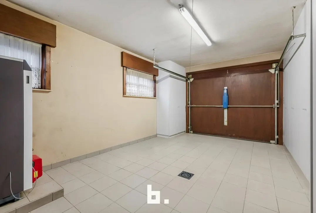 Ruime vrijstaande woning met grote tuin en zwemvijver in Houthulst - Houthulst