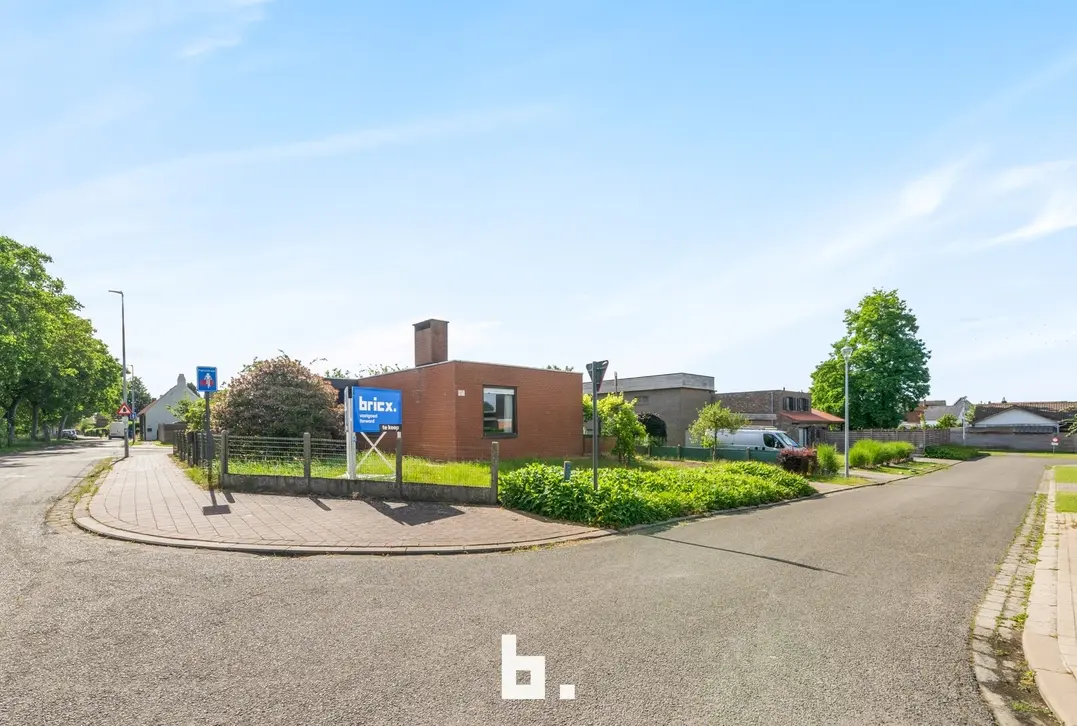 Bungalow op hoekperceel in gegeerde woonwijk te Sint-Joris grote garage - Beernem