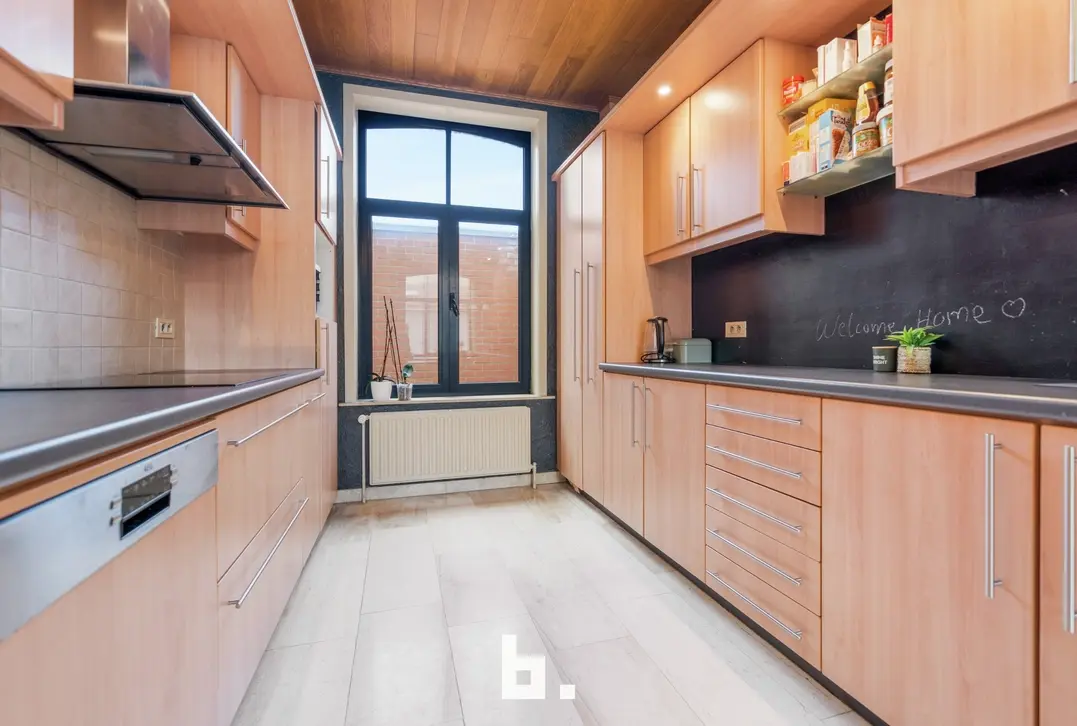 Opbrengsteigendom met 2 appartementen, handelsruimte en 2 garages in Sint-Andries - Sint-Andries