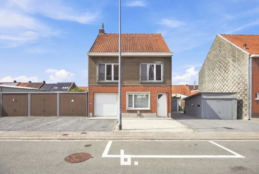 Ruime woning met garage, zonnige tuin en bakken potentieel in hartje Meulebeke! - Tielt