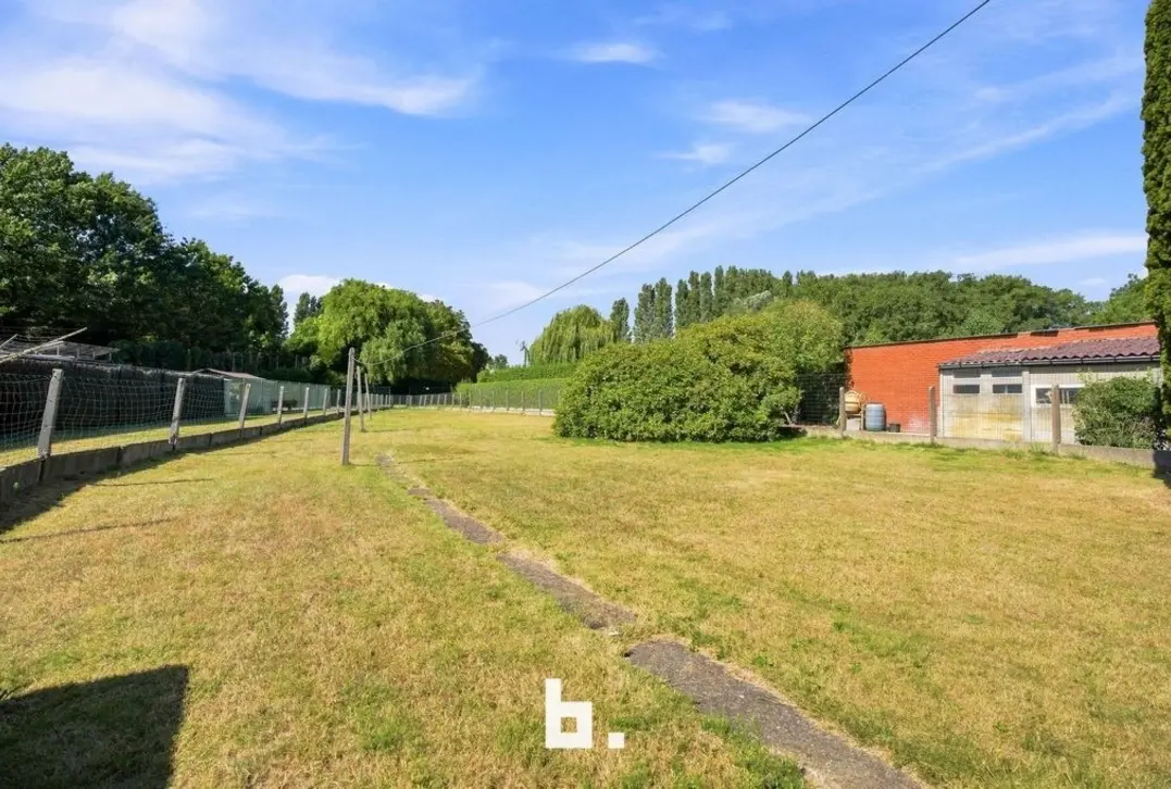 Ruime woning met grote tuin en bouwgrond - Roeselare