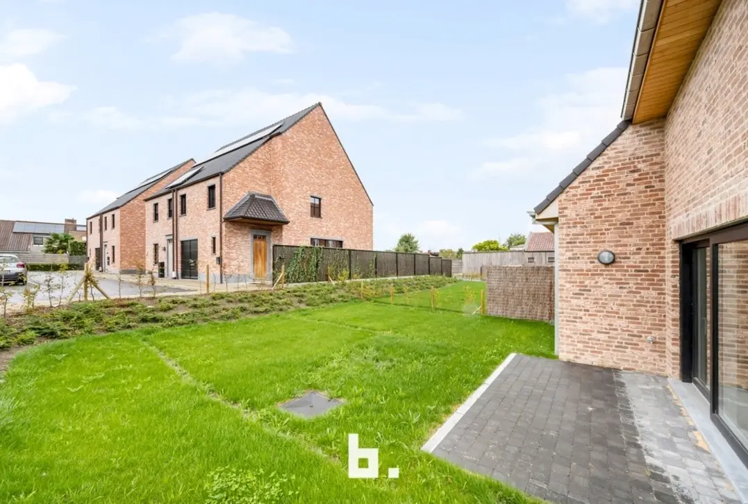 Ruime nieuwbouwwoning met 4 slaapkamers, garage en mooi afgewerkte tuin - Ledegem