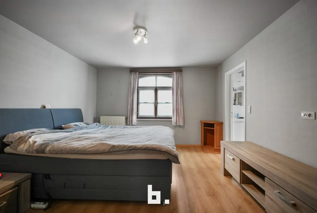 Ruime halfopen bebouwing met 4 slaapkamers, oprit en dubbele garage. - Wevelgem