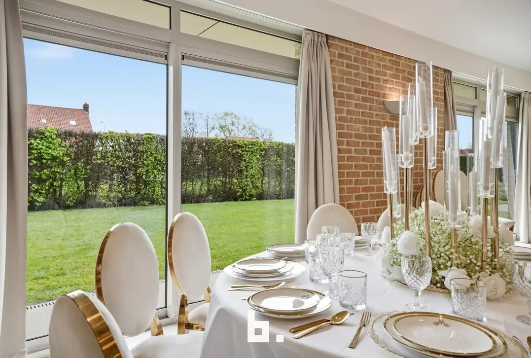 Unieke combinatie: Feestzaal met ruim appartement en grote parking te koop te Izegem! - Izegem