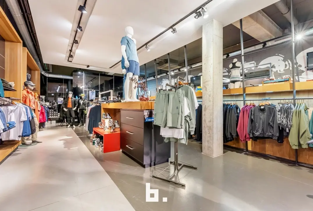 Winkelruimte van 592 m² met een ideale locatie in het hart van Roeselare! - Roeselare