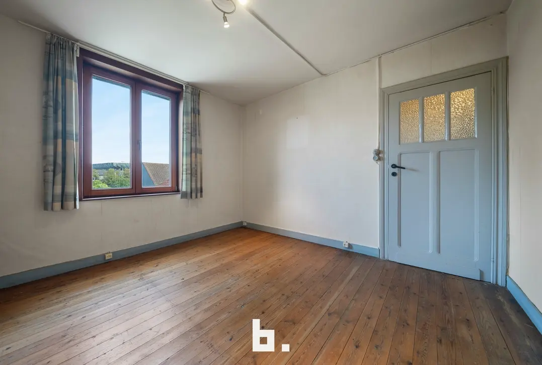 Te renoveren halfopen bebouwing 600m²met ruime tuin en garage op uitstekende ligging. - Sint-Andries