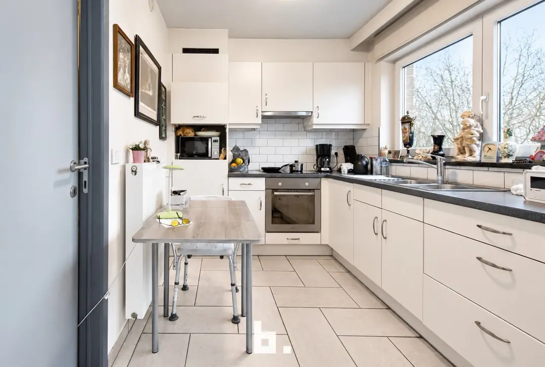 Stabiel verhuurd appartement met 5% rendement op topligging te centrum Menen - Menen