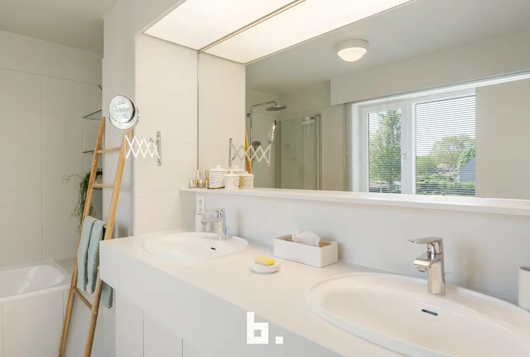 Discrete verkoop van uitzonderlijk grote villa - Varsenare