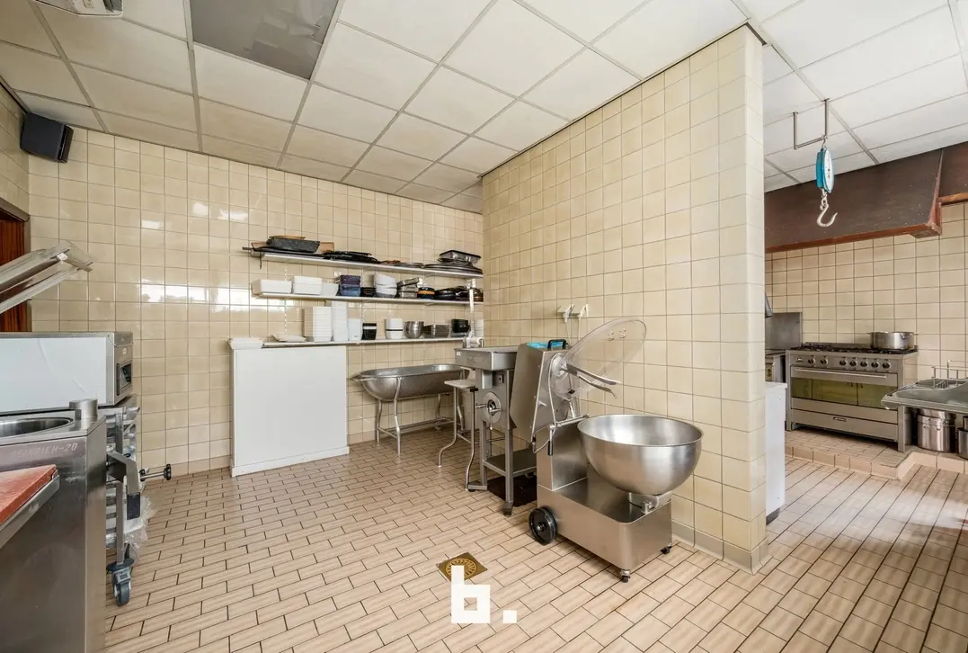 Handelshuis of investeringspand op fantastische ligging te Menen! - Menen - €315.000