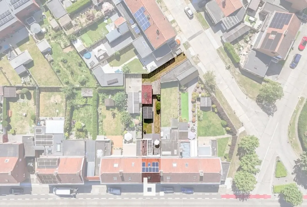 Gesloten bebouwing op een gunstige ligging met uitweg en garage!  - Roeselare