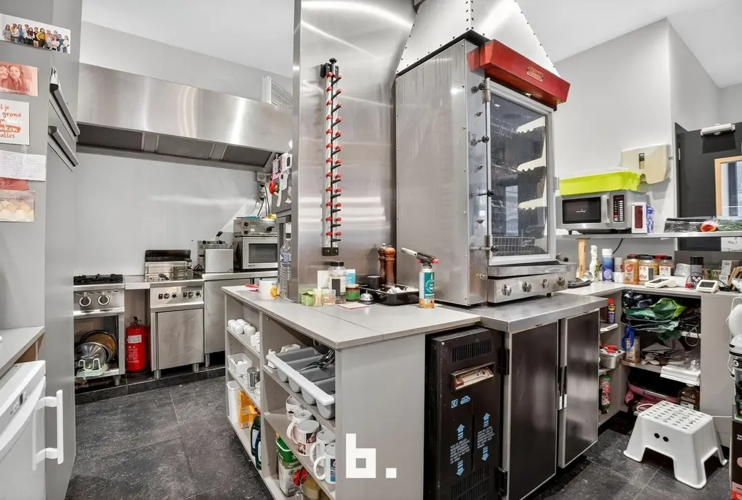 Tophorecazaak met woonst te koop op absolute A-locatie te Diksmuide - Diksmuide
