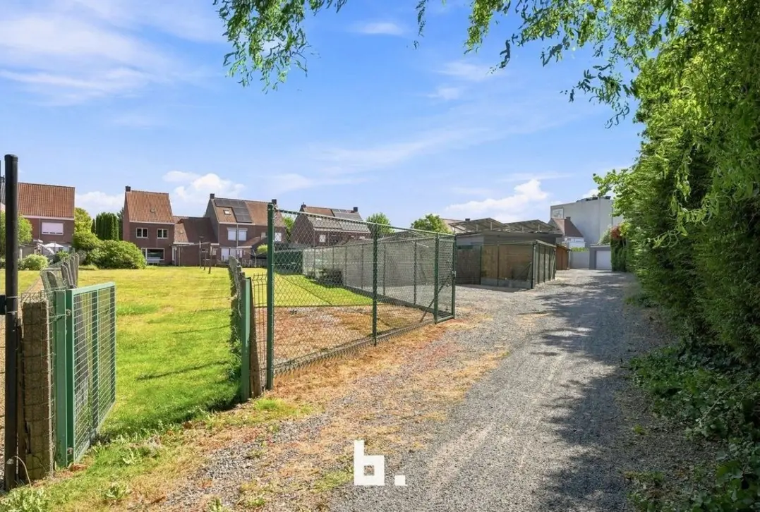 Ruime woning met grote tuin en bouwgrond - Roeselare