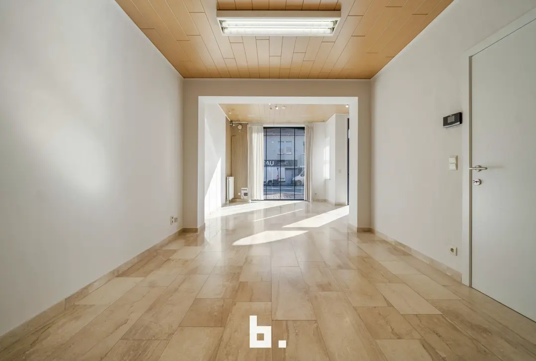 Opbrengsteigendom met 2 appartementen, handelsruimte en 2 garages in Sint-Andries - Sint-Andries