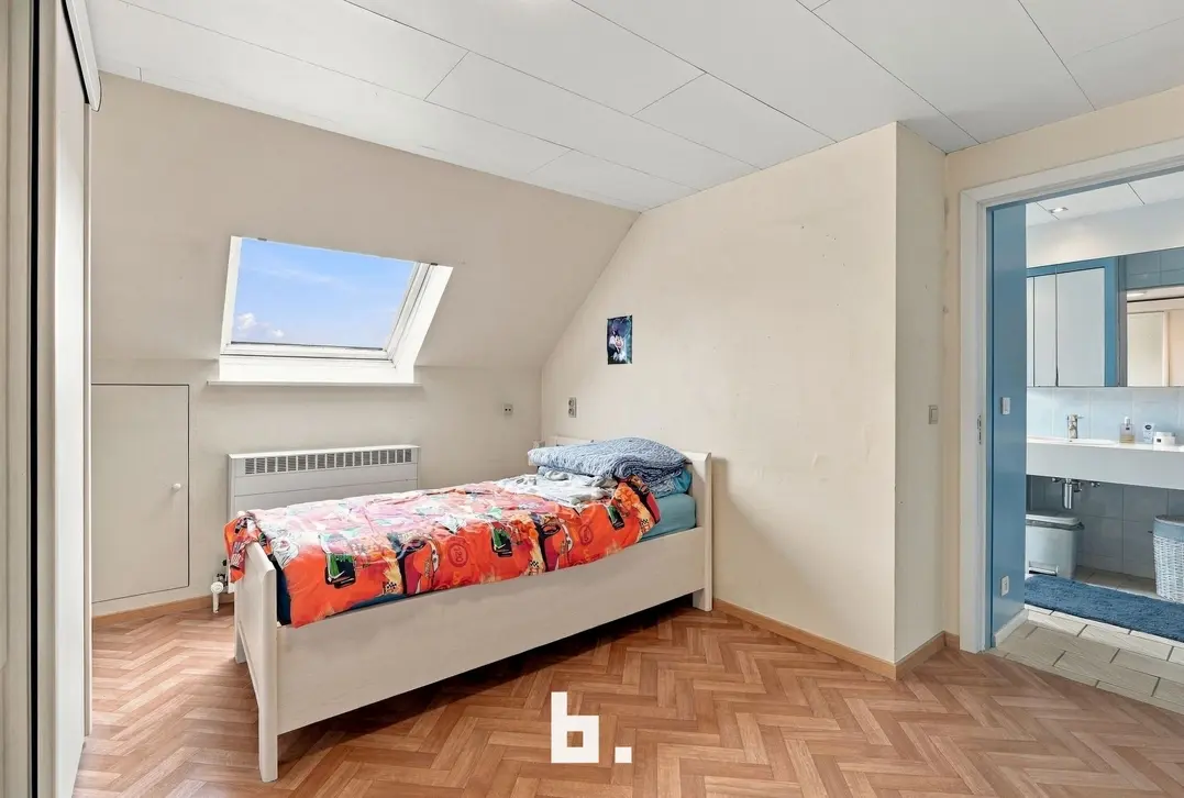 Halfopen woning met 4 slaapkamers en zeer ruime tuin te Staden. - Staden