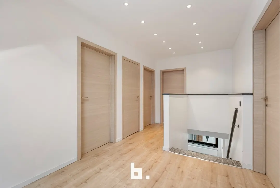 Prachtig gerenoveerd duplexappartement met groot terras en 4 kamers-Wevelgem-€275.000