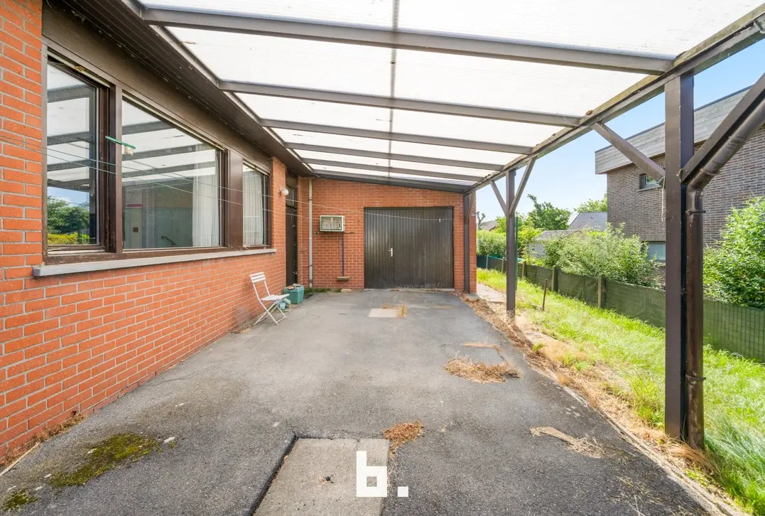 Bungalow op hoekperceel in gegeerde woonwijk te Sint-Joris grote garage - Beernem