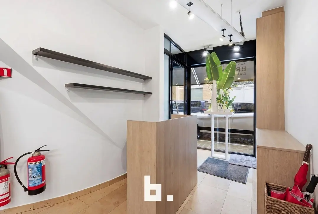 Commercieel handelspand met instapklare woonst op topligging in Roeselare - Roeselare