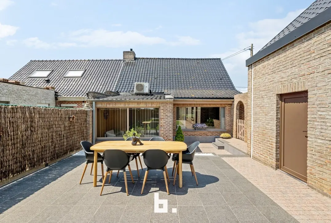 Volledig instapklare woning met ruime loods/garage en zongerichte tuin - Hooglede