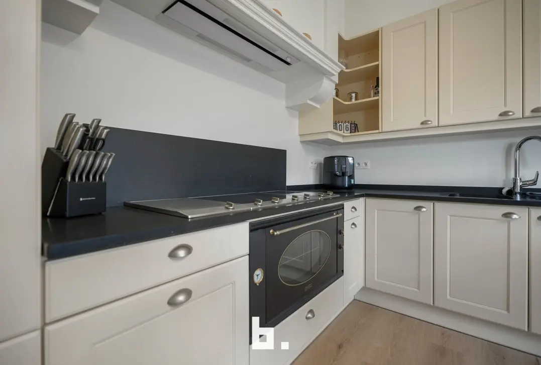 Ruime halfopen bebouwing met 4 slaapkamers, oprit en dubbele garage. - Wevelgem