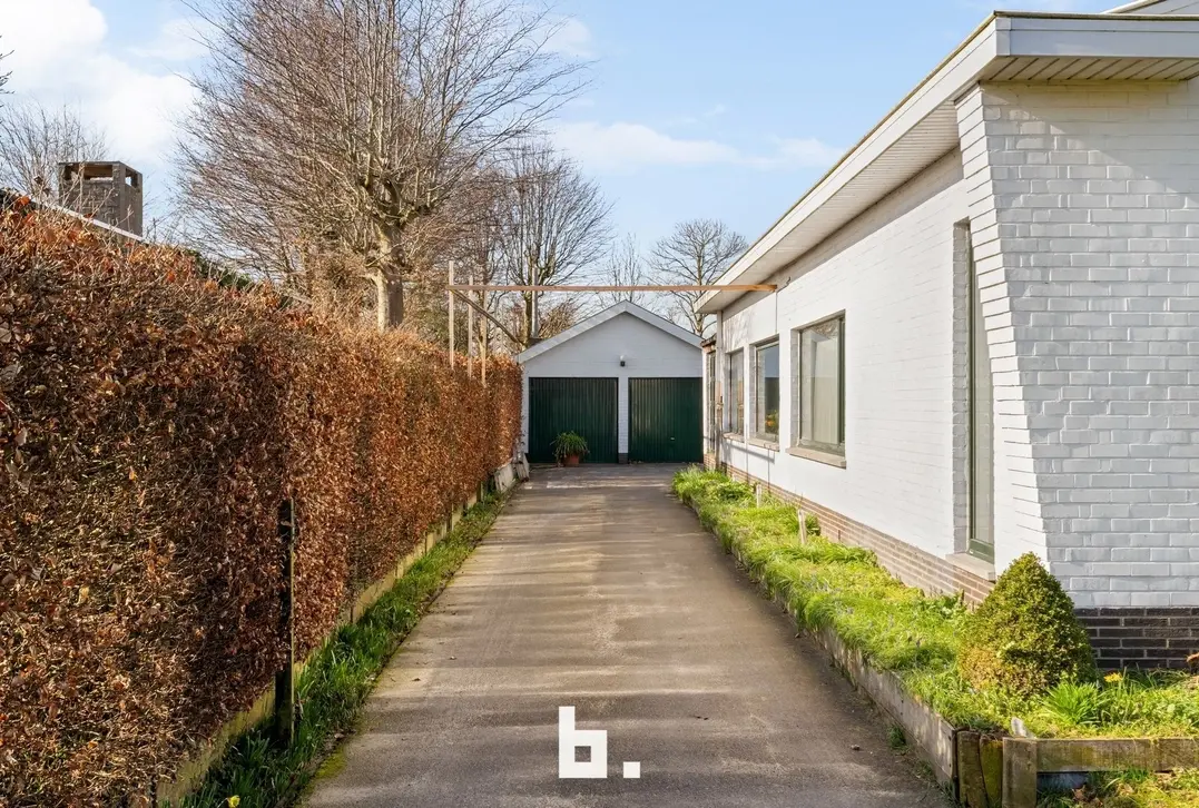 Mooie laagbouwvilla met zonnige tuin, dubbele garage en bijgebouw - Jabbeke