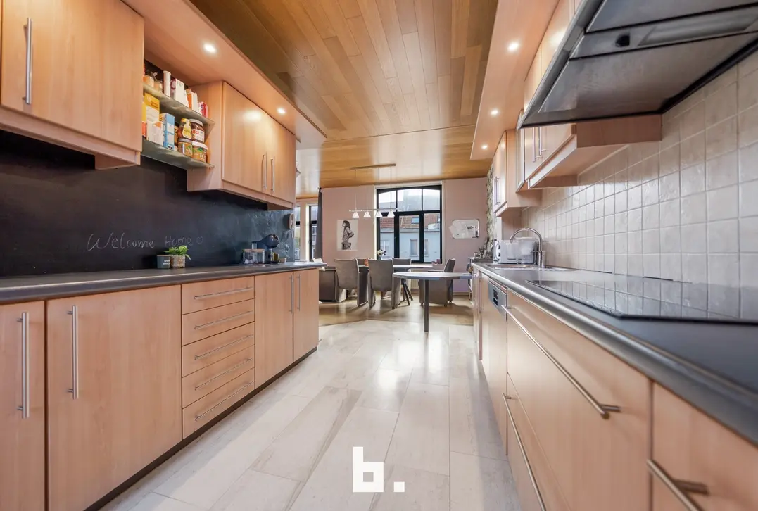Opbrengsteigendom met 2 appartementen, handelsruimte en 2 garages in Sint-Andries - Sint-Andries