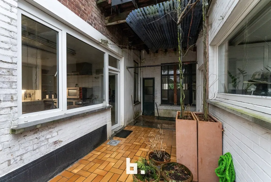 Unieke, polyvalente woning met handelsruimte, dubbele garage en atelier! - Kortrijk