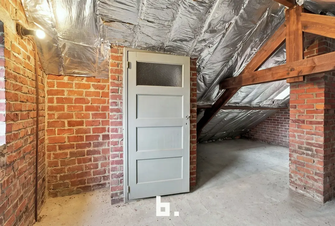 Halfopen woning met 3 slaapkamers, garage en 5 extra garages nabij het Sterrebos - Roeselare