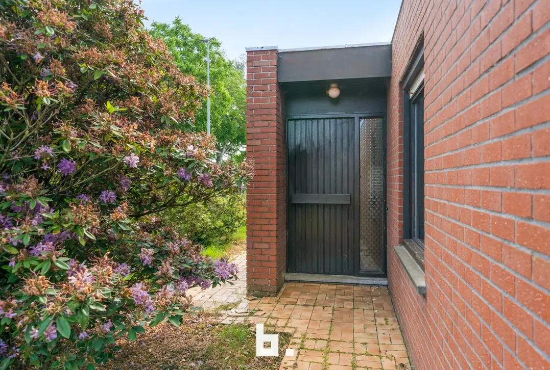 Bungalow op hoekperceel in gegeerde woonwijk te Sint-Joris grote garage - Beernem