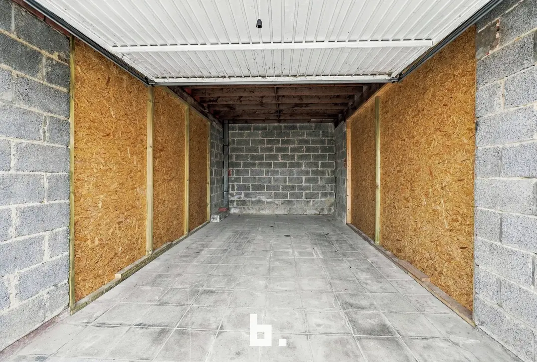 Halfopen woning met 3 slaapkamers, garage en 5 extra garages nabij het Sterrebos - Roeselare