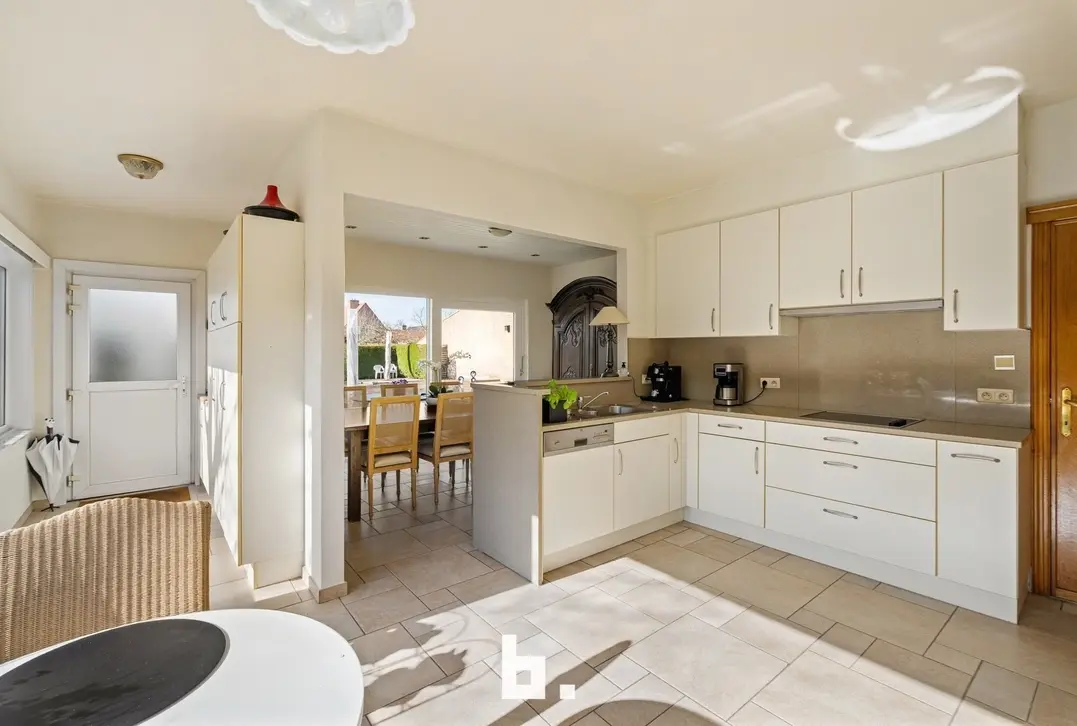 Mooie laagbouwvilla met zonnige tuin, dubbele garage en bijgebouw - Jabbeke