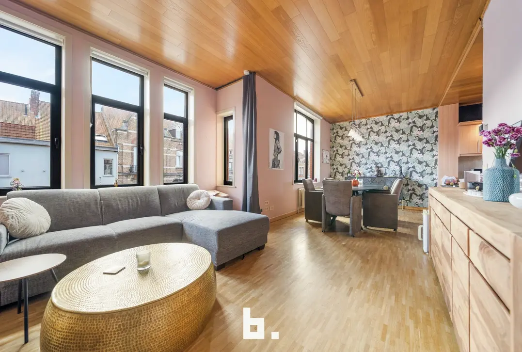 Opbrengsteigendom met 2 appartementen, handelsruimte en 2 garages in Sint-Andries - Sint-Andries