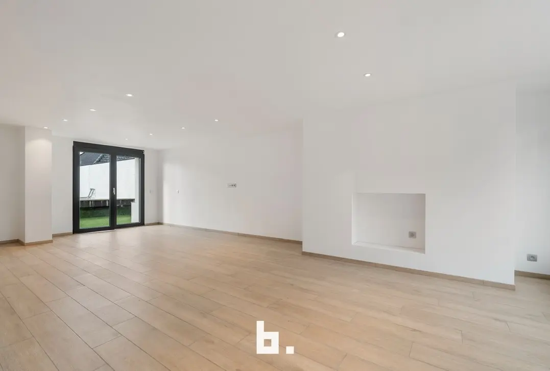 Prachtig gerenoveerd duplexappartement met groot terras en 4 kamers-Wevelgem-€275.000