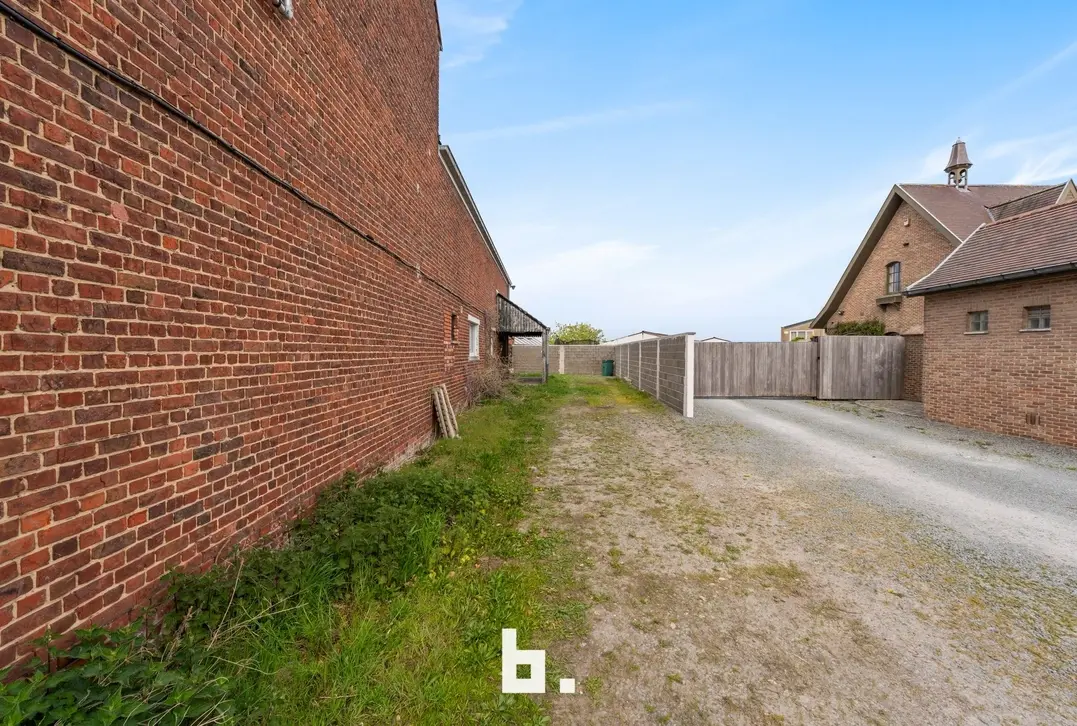 Karaktervolle renovatiewoning met ruime oprit in Kuurne - Kuurne