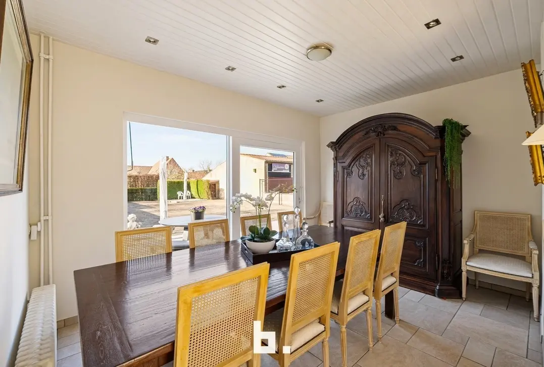 Mooie laagbouwvilla met zonnige tuin, dubbele garage en bijgebouw - Jabbeke