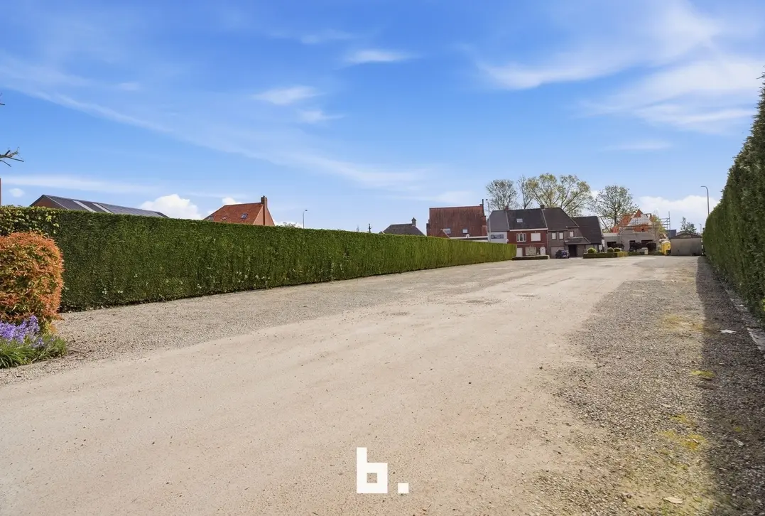 Unieke combinatie: Feestzaal met ruim appartement en grote parking te koop te Izegem! - Izegem