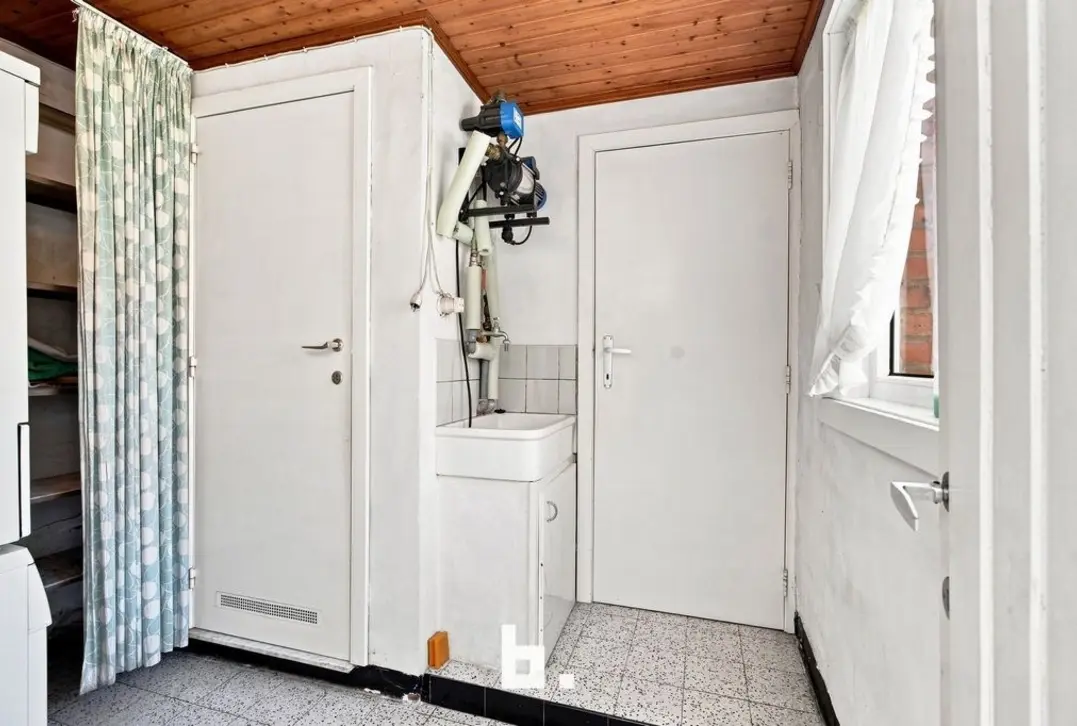 Ruime woning met grote tuin en bouwgrond - Roeselare